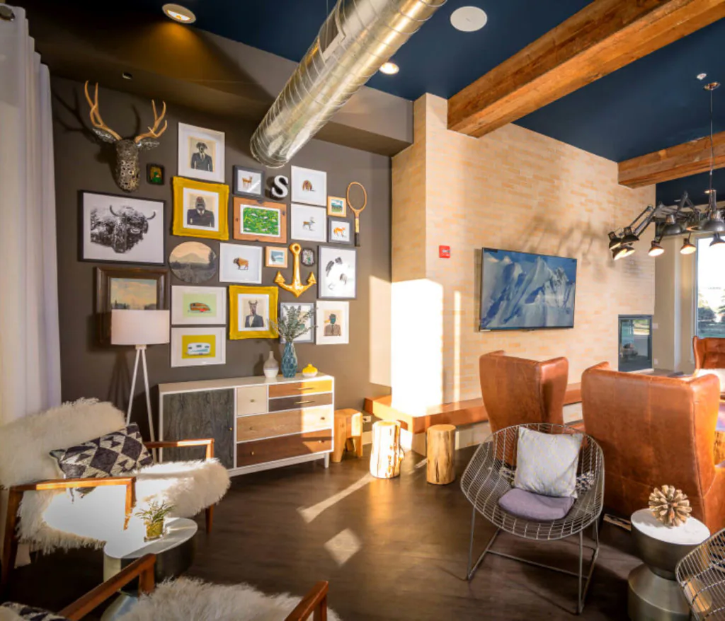Comfortable common area at Stadium View Apartments