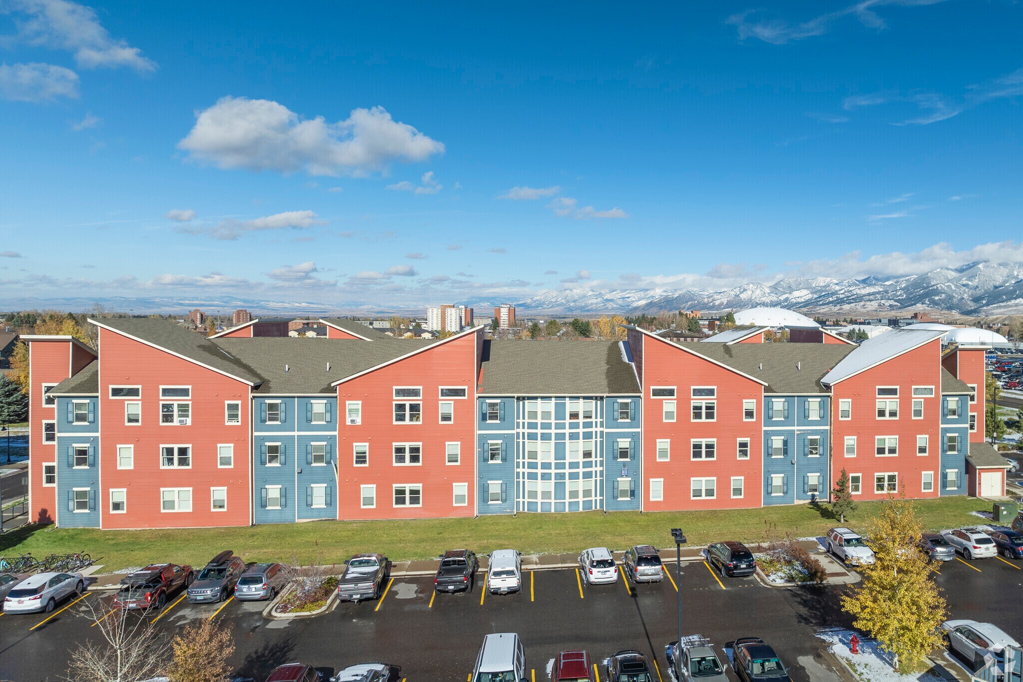Wide exterior shot of Stadium View Apartments Bozeman, offering convenient off-campus living for students.